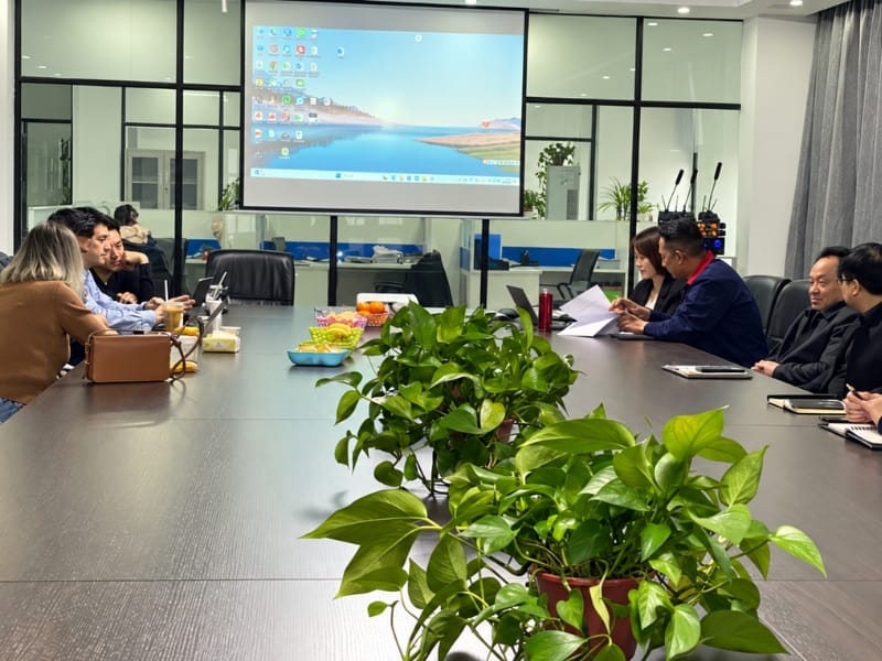 RONNDE management and team members meet with European customers to discuss warehouse storage products and cooperation requirements.