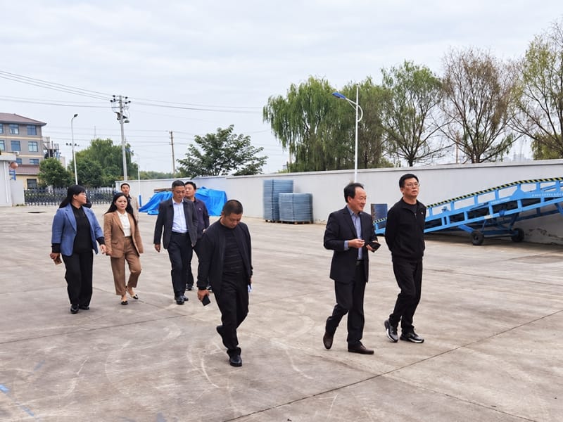 RONNDE representatives introduce the factory’s manufacturing operations.