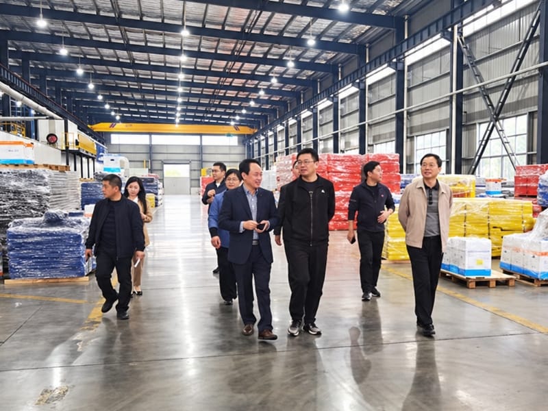 The delegation tours RONNDE’s production workshop.