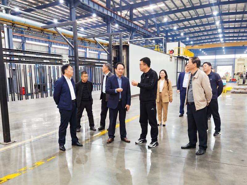 The delegation tours RONNDE’s production workshop.